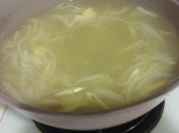 step3: 洋蔥入味軟化後先加熱水加魚露。