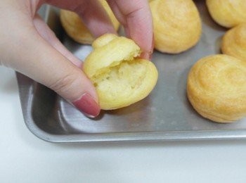 step14: 烤出來的泡芙中心是空的喔^^' 泡芙放涼後中間切開不切斷夾入芒果鮮奶油就完成囉!!