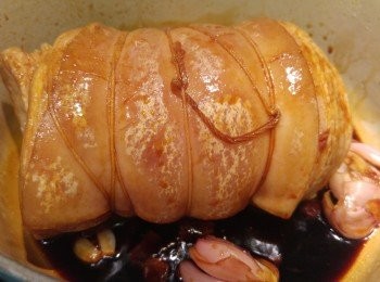 step5: 將腩肉卷放入煲內上色。