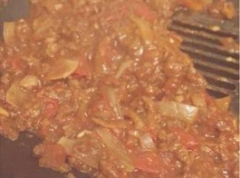 step3: 調味料（8）-（14）混合成茄醬。熱鍋放橄欖油，放入洋蔥（先切碎）、蒜末爆香，加入蕃茄（先切塊）、茄醬、大豆肉碎中小大燘煮15分鐘，後加入紅酒，開大大炒勻醬汁，待酒味揮發，關火，醬汁備用，