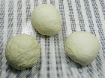 step2: 每152公克分一團，一共分三團，揉圓後醒10分