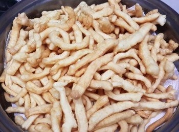 step3: 將麵條放入熱油鍋炸至金黃色，撈起備用