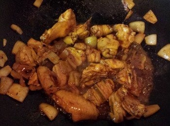 step5: 加入1碗水，蓋上蓋子，轉中火煮10分鐘。