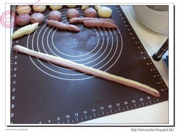 step6: 用掌心把麵團揉長一點, 大約40cm。把兩條麵團並排。