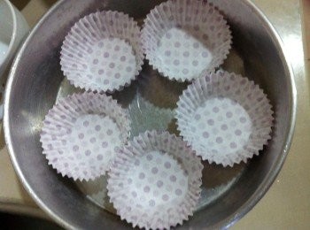 step4: 取出烘培紙杯10個，把攪拌好的色素麵糊倒入紙杯中，約九分滿。