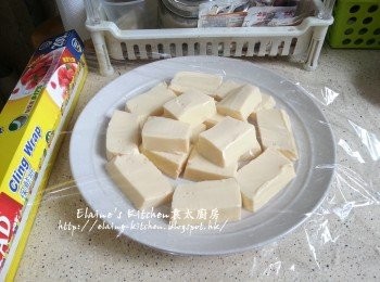 step6: 蒸好的豆腐取出待涼 , 再切成件 , 蓋上保鮮紙後放入雪櫃靜待30分鐘備用