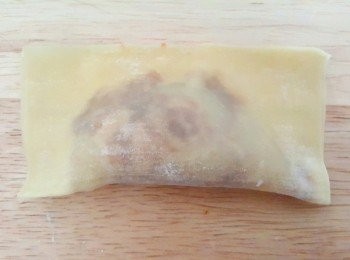 step6: 第一款比較簡單，雲吞皮方形放，餡料放雲吞皮上3份1，雲吞皮上半部沾水（不用4邊，會太多水太濕），向上對摺，完全對摺前留下一邊先將皮內空氣壓出，這樣會比較靚，最後左右下角加點水粘上即成