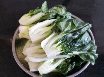 step10: 白菜仔，清洗後用少少鹽，薑片拖水汋熟，圍邊擺放在碟上