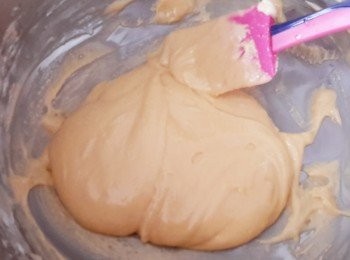 step3: 將蛋漿倒入嚌花袋內，剪一個小口，在烘焙紙上嚌上圓形，約2cm