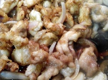 step7: 鍋中倒入萬用醬汁，再放入洋蔥絲，用中火煮滾。放入雞肉塊，用筷子翻動，使雞用均勻裡上醬汁，蓋上鍋蓋，燜約3分鐘