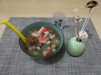 step3: 瑤柱用水浸泡半小時至一小時，然後，用手撕成絲狀。(浸瑤柱水不要倒掉。)