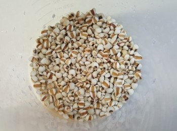 step2: 先將薏米洗淨，用水浸1小時。