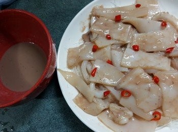 step6: 再夾出已經拌勻的鮮魷放上粉絲上（不要蝦膏汁，免粉絲太咸）