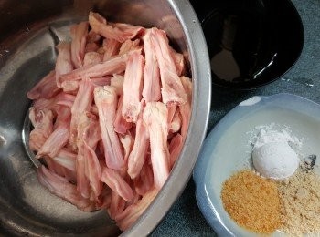 step1: 急凍鴨舌解凍洗淨後,用鴨舌調味料:砂糖1茶匙,雞粉1茶匙,生粉1茶匙,生抽1湯匙醃15分鐘以上