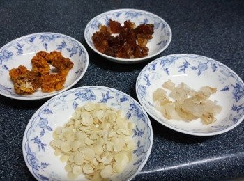 step1: 圖分別為黃耳、桃膠、皂角米、雪燕