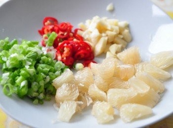 step1: 備妥爆香料及柚瓣~