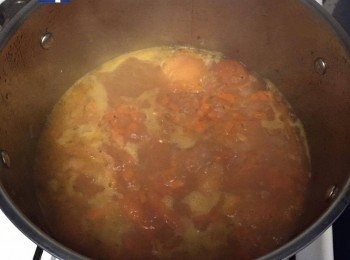 step3: 加入蕃茄、雞湯、黑胡椒、basil 及鹽一起用細火煲30分鐘，先試味道是否太咸(如太咸可加入適量熱水再多煲5分鐘)。其後關火。