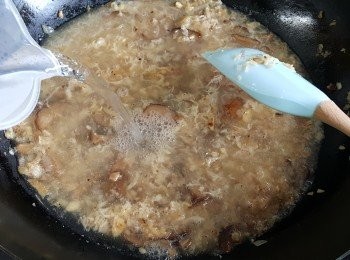 step5: 將水份逐少加入，拌勻。