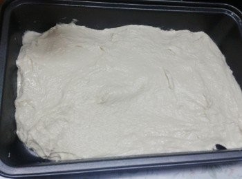 step3: 然後將麵糰放入一個方形或長形的盤內（盤內塗一層油）用保鮮紙封口，待發酵一至兩小時， 讓麵糰脹大一至兩倍