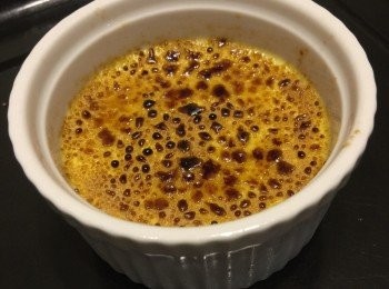 step5: 焗好後放涼，放入雪櫃雪30分鐘，食的時候加上黑糖在表面，用食用火熗燒少少焦，表面呈現脆脆地，便0K！