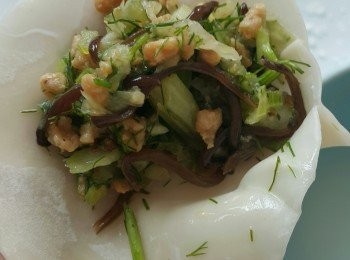 step5: 餃子皮選最薄的，在半邊塗上粟粉水，以左手把一小角(V型)推右邊，右边夾緊