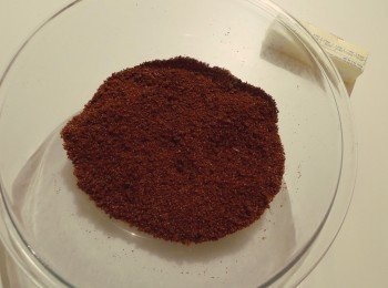 step1: 混合餅乾碎片－將放室溫融化的奶油和糖加入餅乾碎屑裡用手抓均勻，再緊密按壓在九吋蛋糕模型底部，周圍稍微突起。