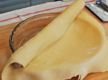 step6: 以擀麵棍協助提起整張派皮，鋪進9.5吋deep-dish派盤中