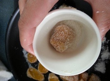 step14: 最後放入已放椰絲的杯內不停打轉,待糯米糍沾滿椰絲即可(用杯更易令到糯米糍更圓)(亦可以用熟糯米粉代替椰絲)