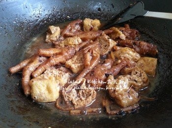 step9: 再加入蠔油及糖拌勻 , 加入生粉水蓋上蓋用中火煮10分鐘至半收汁