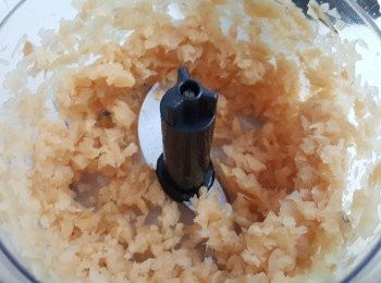 step3: 抹乾水份後，放入攪拌機將菜甫打碎。