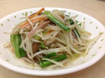 step5: 韮菜綠拌炒，塩、香油調味