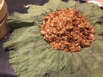 step6: 首先將浸軟左既2塊荷葉打開，深色既向自己，分別放係2大碟上，係第一塊荷葉上先放蟲草花，再慢慢放上全部炒飯，之後摺一摺荷葉邊推向中心。