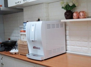 step4: 家裡頭有了這台"賀眾牌桌上型極緻淨化飲水機UR-6602AW-1"後， 像這樣和料理互相搭配運用，再也不麻煩， 又要開水又要另外準備冰塊， 只要一鍵搞定，真的讓煮婦超輕鬆。
市面上飲水機的功能、效用琳琅滿目，購物台常把飲水機說得天花亂墜，甚至號稱有治病效果 其實「乾淨的水，就是最好的水！」 賀眾牌桌上型極緻淨化飲水機UR-6602AW-1 就是一台可提供我們真正需求的飲水機