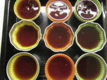 step5: 作法4.稍冷卻即可倒入模型放涼,再移至冰箱冷藏至凝固即可