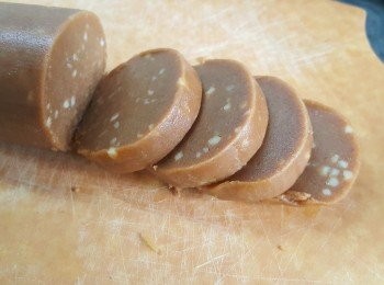 step6: 以170度，預熱水波爐或焗爐。再將黑蒜麵糰切成約5mm厚片。