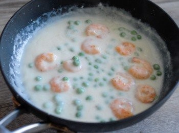 step6: 再加入所有<span class="group_3">白汁</span>的材料，煮沸後，下芡（1茶匙粟粉+2湯匙水）轉小火再煮至醬汁濃稠