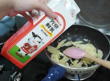 step7: 於鍋中倒入光泉鮮乳~~攪拌至沒有麵粉狀態!!然後開中火~~