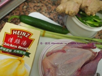 step1: 春雞洗淨抹乾, 用適量魚露和黑胡椒塗均雞身醃10分鐘或以上; 準備薑片和蔥段, 放在蒸碟上, 然後把雞放上, 雞上再放薑片和蔥段, 大火隔水蒸20分鐘