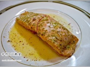 step12: 12.蒸好的魚移置盤中，灑上一點現磨紅椒做裝飾。