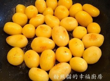 step1: 薯仔可買已去皮或自己去皮都可以，將去皮薯仔5-6分鐘，瀝干水份備用，