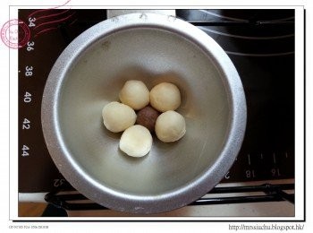 step4: 在模具內塗少許牛油, 並按下圖次序把麵團放入模內。