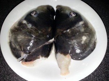 step1: 魚頭，開邊，用生粉洗擦乾淨後沖水，抹乾， 在厚肉處先割兩刀