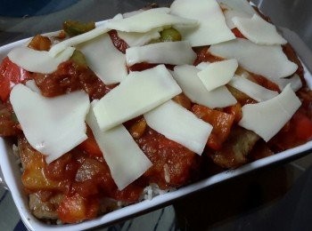 step6: 淋上蕃茄醬汁，鋪滿Mozzarella 芝士