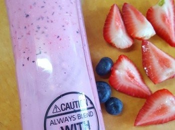 step3: 蓋上攪拌刀後，將杯子插入攪拌機上。