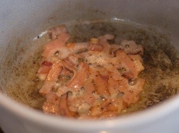 step3: 另一邊於大鍋內，中火炒香煙肉至金黃色，盛起備用，油份剩於鍋內做下一個步驟，如油份太多可先倒去一點