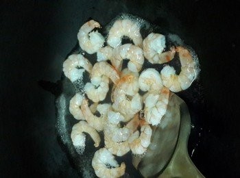 step5: 鑊加入一碗水煮滾，倒入虎蝦仁出水30秒，撈起