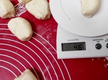 step3: 把材料攪拌勻後，搓揉長狀三大條 再將每一條麵團用橡皮刮刀分割45克每一粒（Jojo Low細細語：注意這圖片的每一粒情況與下一個圖片的情況）