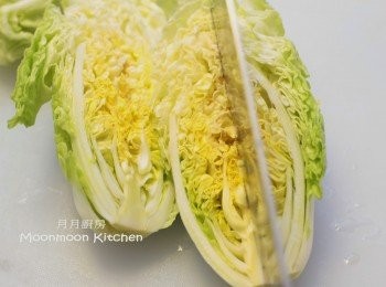 step10: 娃娃菜一開四份，洗淨，先以油鹽水灼熟，排放在碟中。