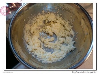 step3: 牛油放室溫回軟, 用電動打蛋器打至軟身。