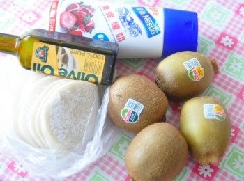 step1: 備料:橄欖油、一般及黃金奇異果、水餃皮、鷹牌煉奶
